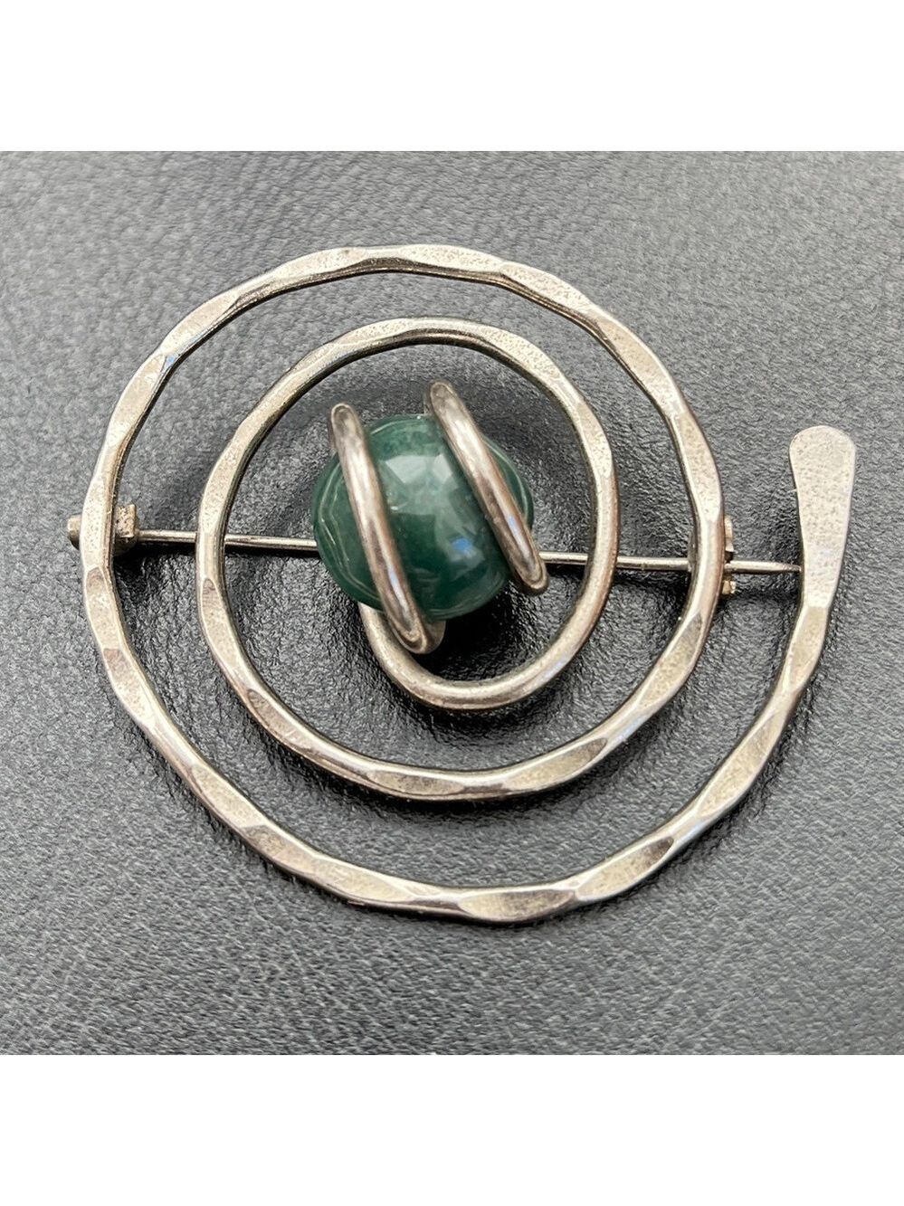 BROOCH Pin Silver Tone Hammered Metal Green Stone Modernist Artsy Spiral Celtic